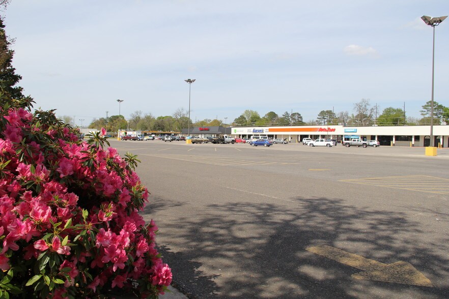 More Photos Of 111-443 MacArthur Dr, Alexandria Unknown For Lease