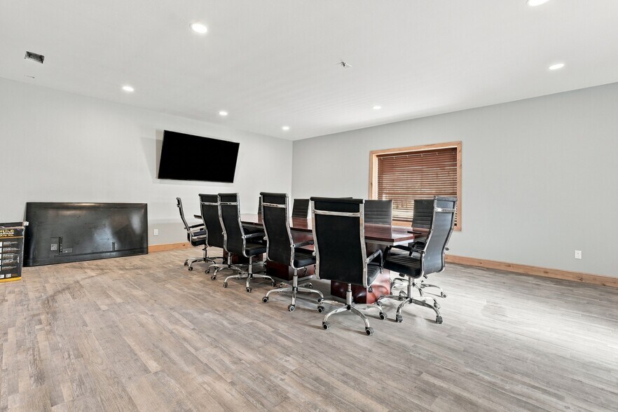More Photos Of 1801 13th St, Levelland Light Distribution For Sale