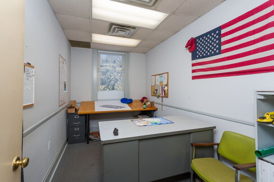 More Photos Of 710 4th St, Shenandoah Warehouse For Sale