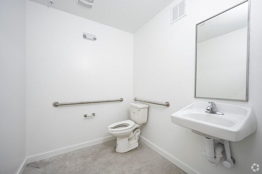 More Photos Of 452 Ninth St, Bunnell Light Distribution For Lease