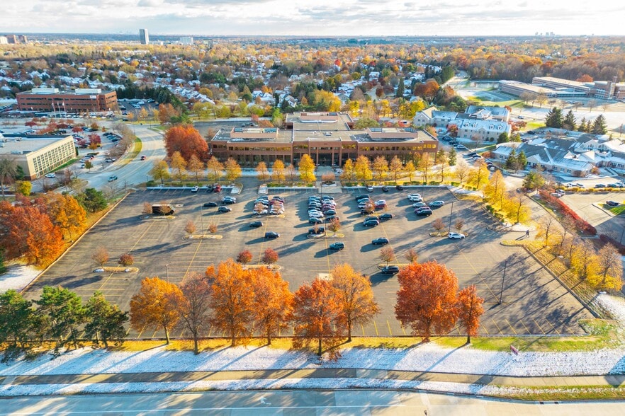 More Photos Of 1301 W Long Lake Rd, Troy Office For Lease