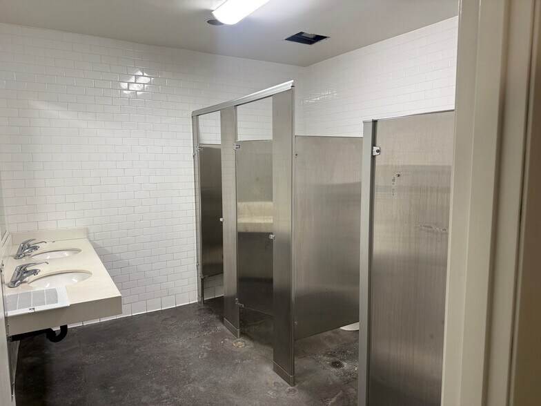 More Photos Of 210 W 131th St, Los Angeles Manufacturing For Lease