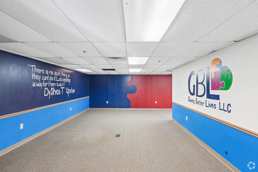 More Photos Of 190 N Evergreen Ave, Woodbury Office For Sale