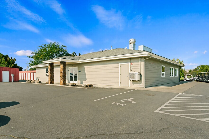 More Photos Of 31 Ray Rd, Sunnyside Sports And Entertainment For Sale