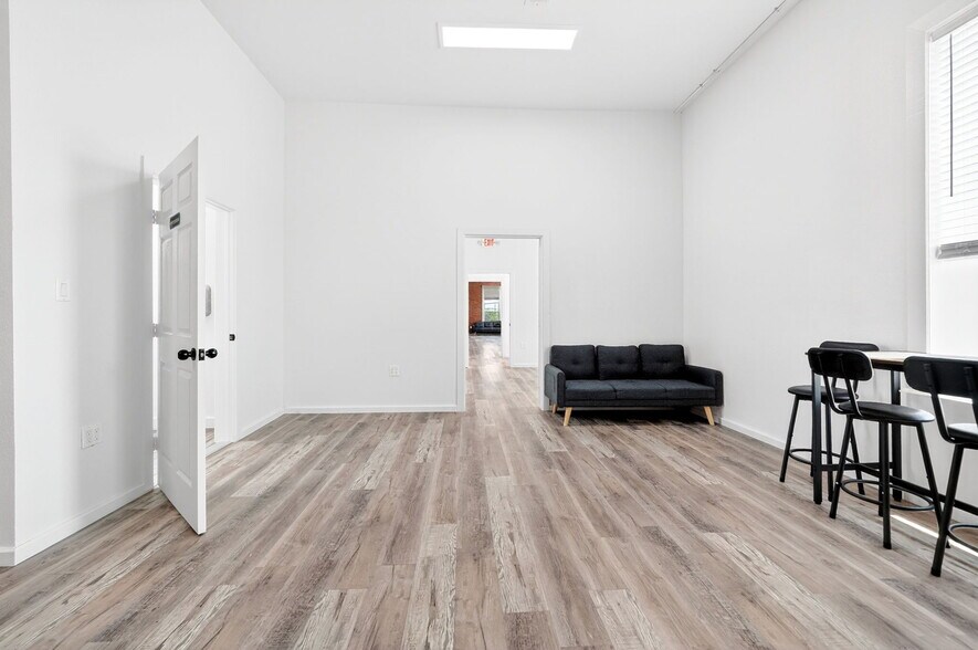 More Photos Of 201 N Bois D Arc St, Forney Storefront For Sale