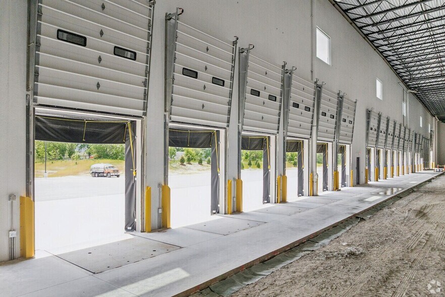 More Photos Of 10000 S Ridgeview Dr, Oak Creek Manufacturing For Lease