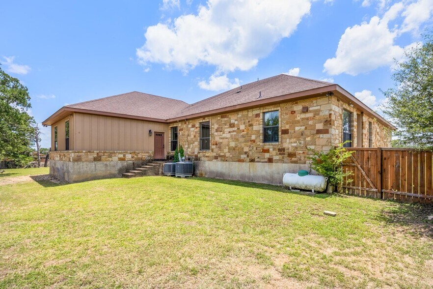 More Photos Of 105 Applewood Dr, Cedar Creek Office For Sale