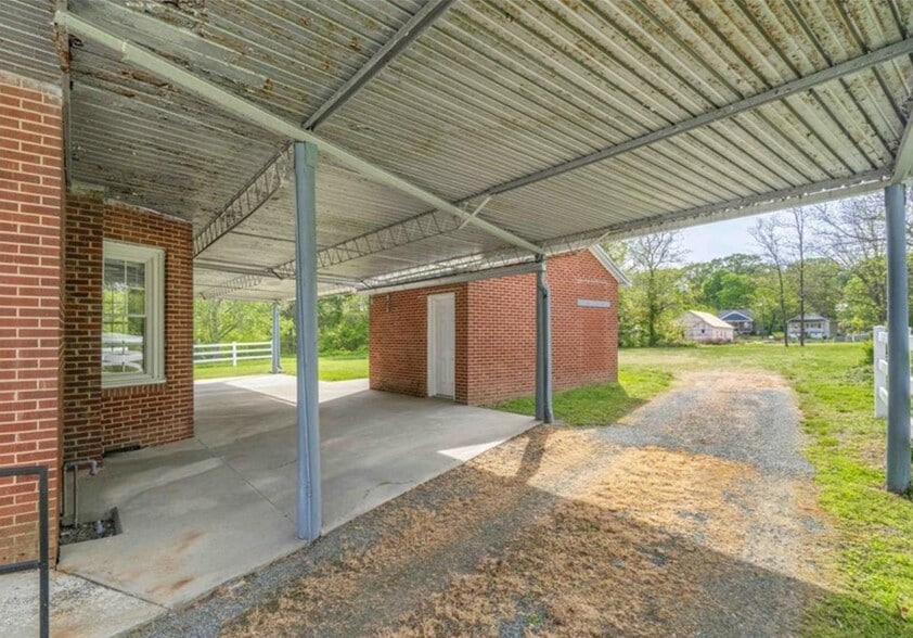 More Photos Of 511 James St, Burlington Religious Facility For Sale