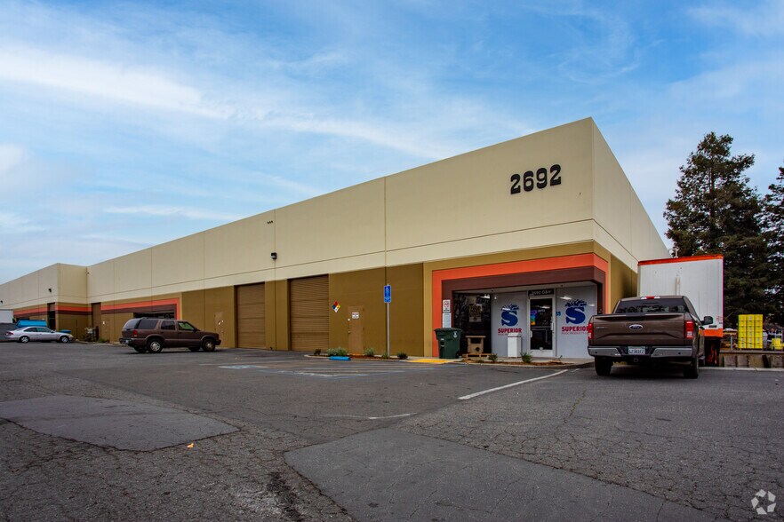 More Photos Of 2692 Middlefield Rd, Redwood City Warehouse For Lease
