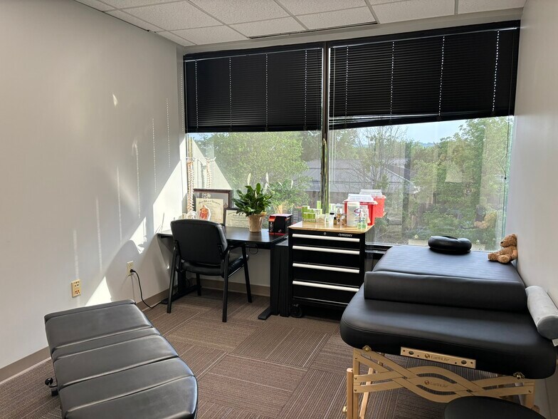 More Photos Of 5121 Maryland Way, Brentwood Office For Lease