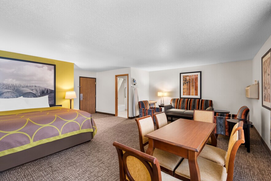 More Photos Of 210 10th St SE, Oelwein Hotel For Sale