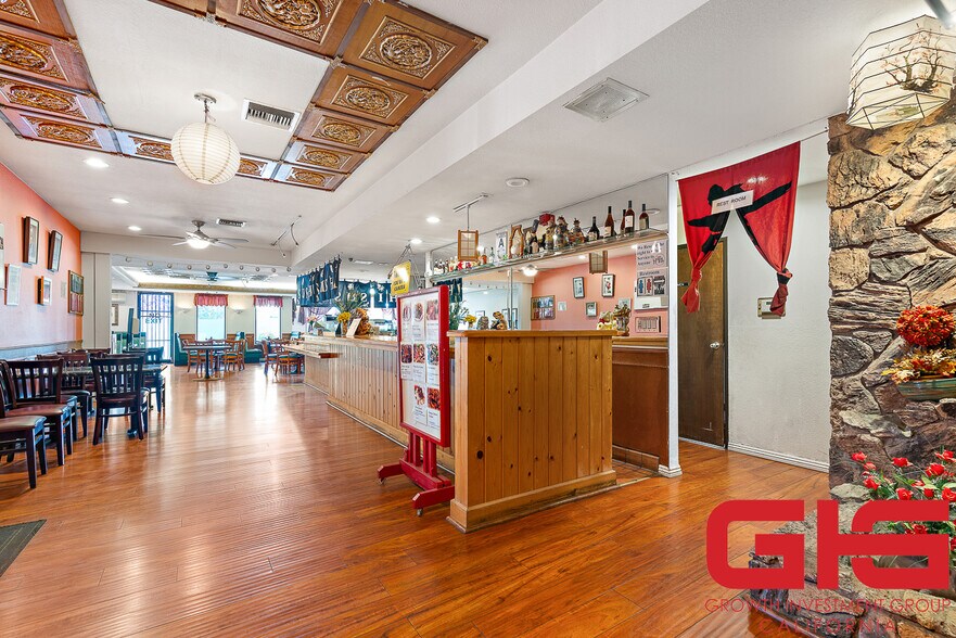 More Photos Of 14745 Palmdale Rd, Victorville General Retail For Sale