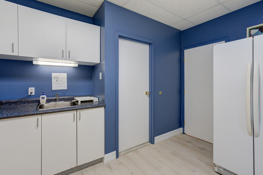 More Photos Of 415 Rue Du Village, Repentigny Office For Sale