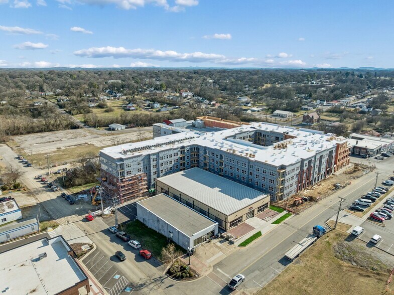 More Photos Of 702 Woodland St, Columbia Showroom For Sale