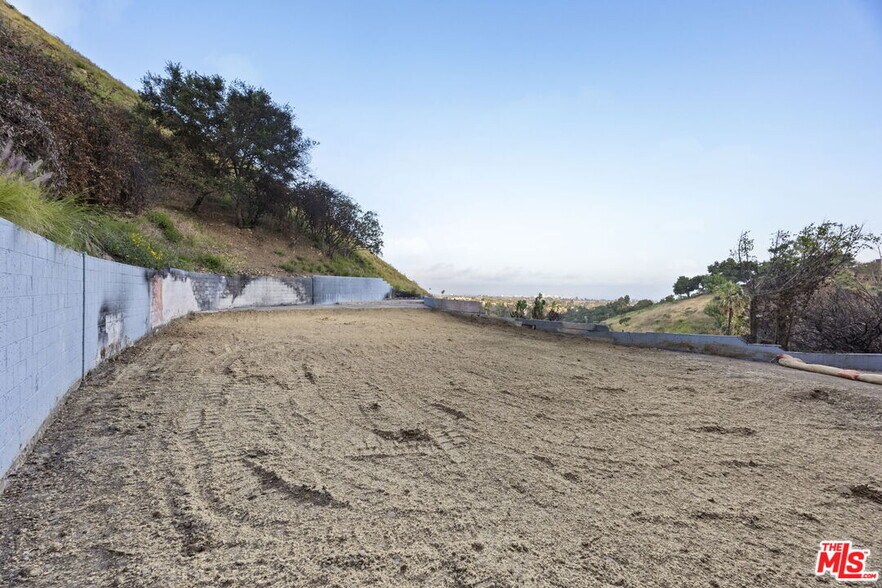 Primary Photo Of 16613 Pequeno Pl, Pacific Palisades Land For Sale