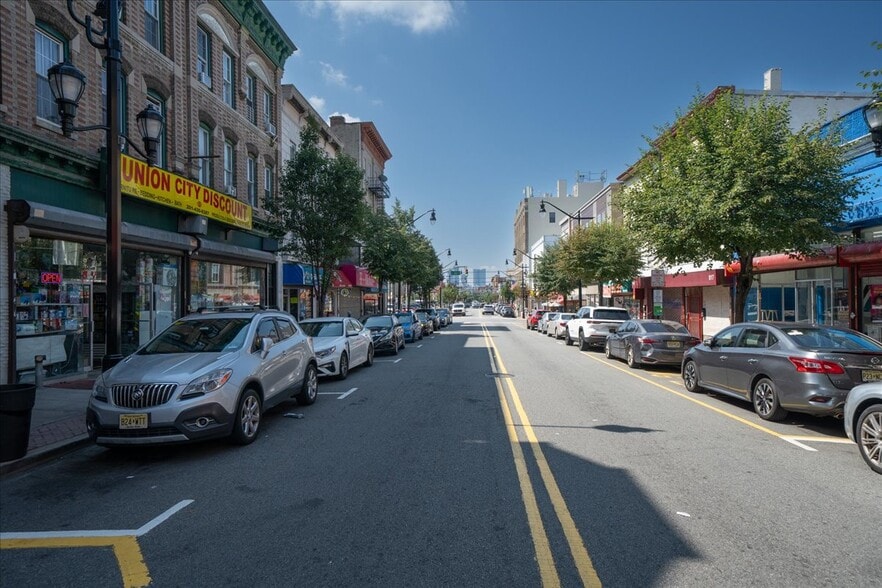 More Photos Of 821 Summit Ave, Union City Storefront For Lease