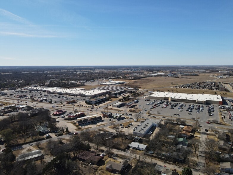 More Photos Of 1702-1708 N Commerce St, Ardmore General Retail For Lease