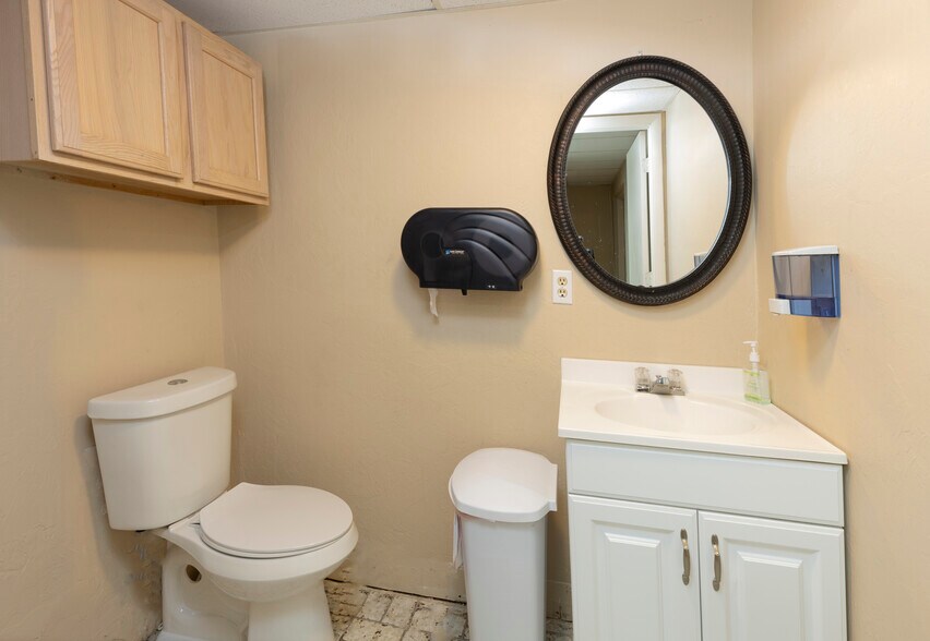 More Photos Of 1203 SE 9th Ter, Cape Coral Light Distribution For Lease