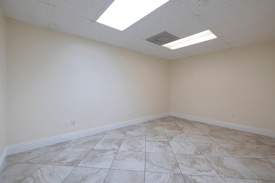 More Photos Of 2950 E Flamingo Rd, Las Vegas Office For Lease