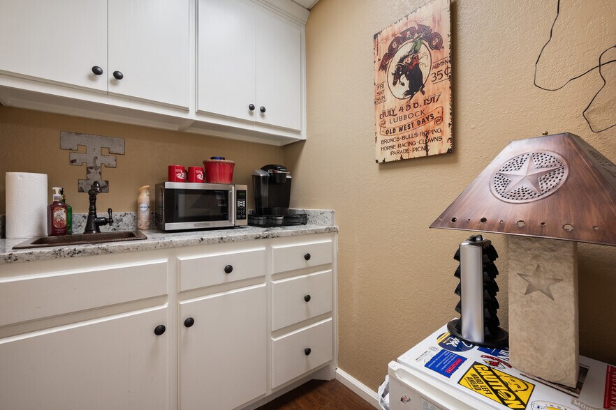 More Photos Of 2529 74th St, Lubbock Office For Sale