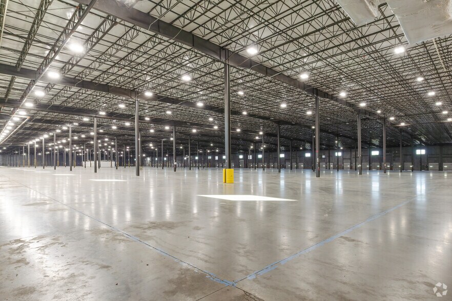 More Photos Of 12400 Presidents Ct, Jacksonville Warehouse For Lease