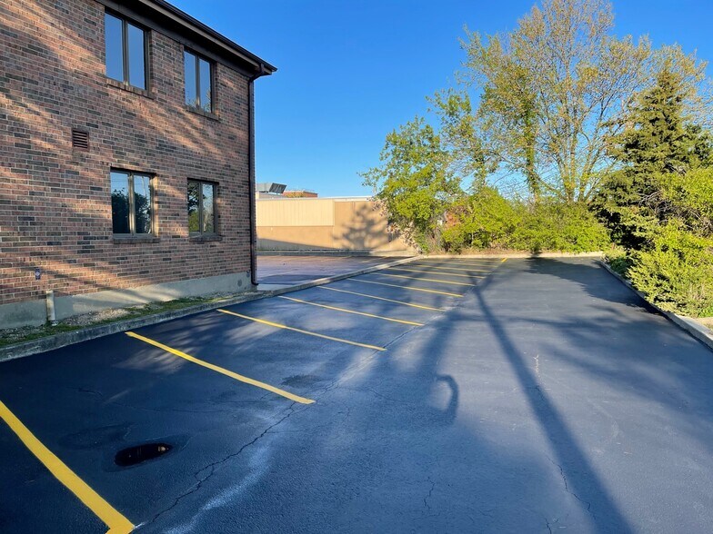 More Photos Of 110 S Hager Ave, Barrington Office For Lease