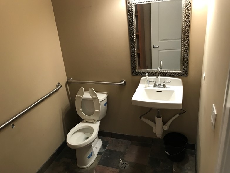 More Photos Of 2205 W Roscoe St, Chicago Storefront Retail Residential For Lease