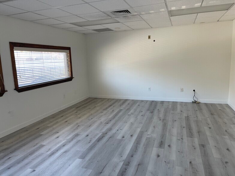 More Photos Of 5706 Troost Ave, Kansas City Warehouse For Lease