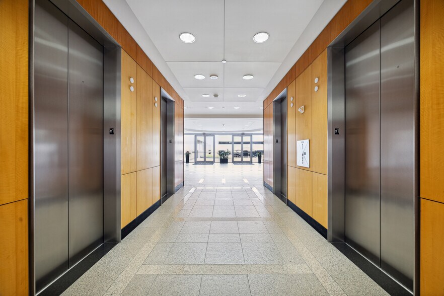 More Photos Of 2200 West Loop South, Houston Office For Lease