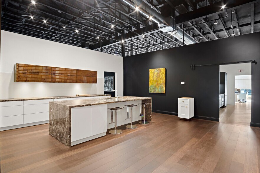 More Photos Of 47 Newbury St, Peabody Freestanding For Lease