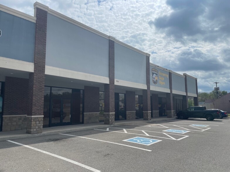 More Photos Of 1925 Fort Campbell Blvd, Clarksville Freestanding For Lease