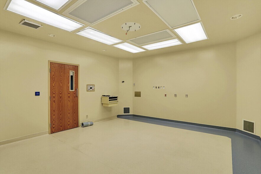 More Photos Of 711 W Gardner Dr, Marion Medical For Sale