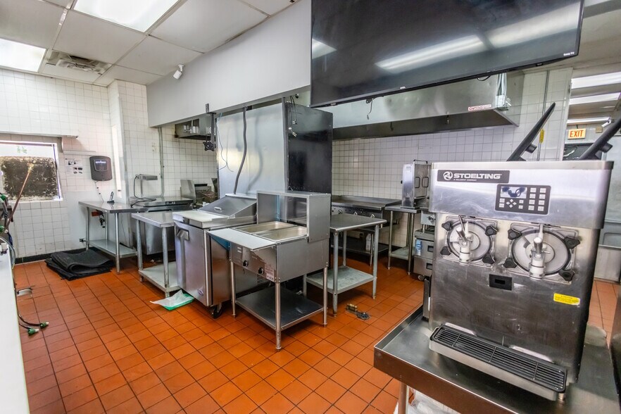 More Photos Of 139 N Northwest Hwy, Palatine Fast Food For Lease