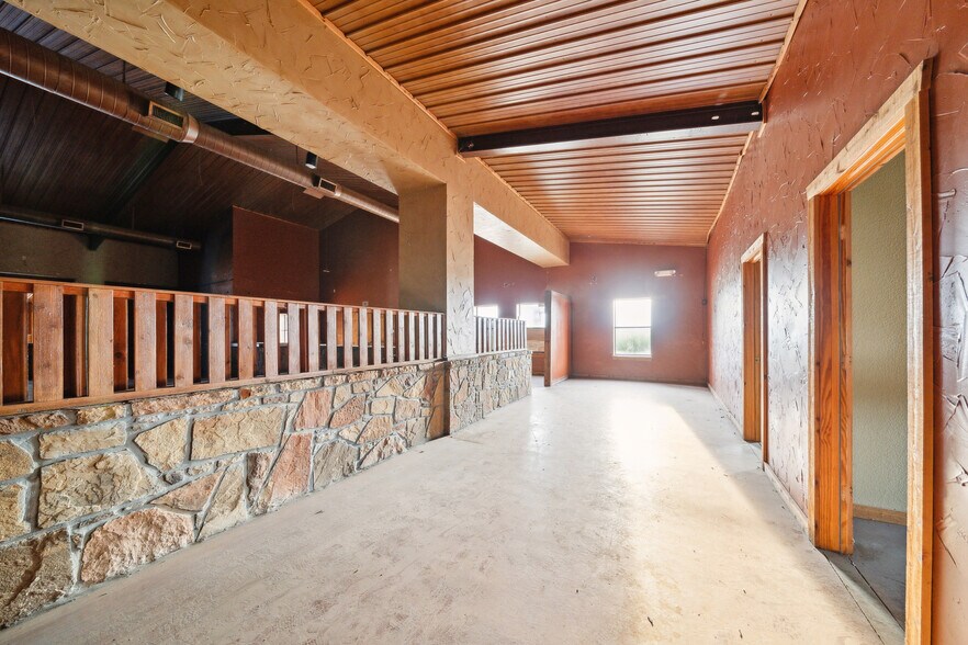 More Photos Of 410 S Interstate 35, Pearsall Storefront Retail Office For Lease