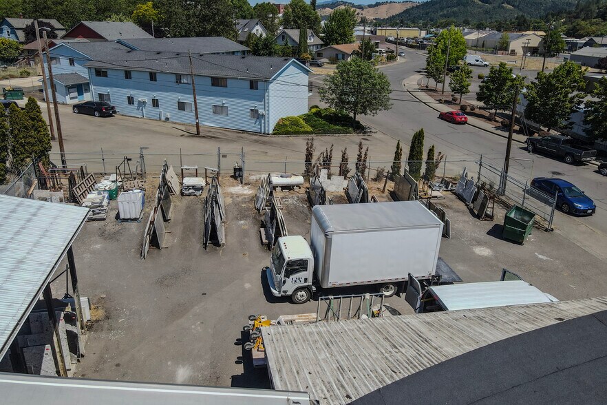 More Photos Of 403 NE Winchester St, Roseburg Freestanding For Sale