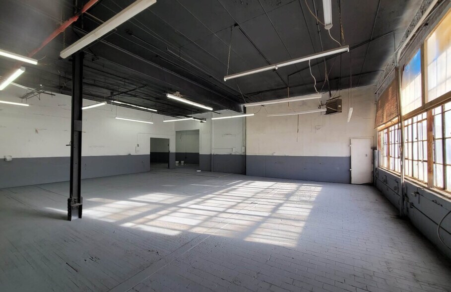 More Photos Of 830 Barry St, Bronx Warehouse For Lease