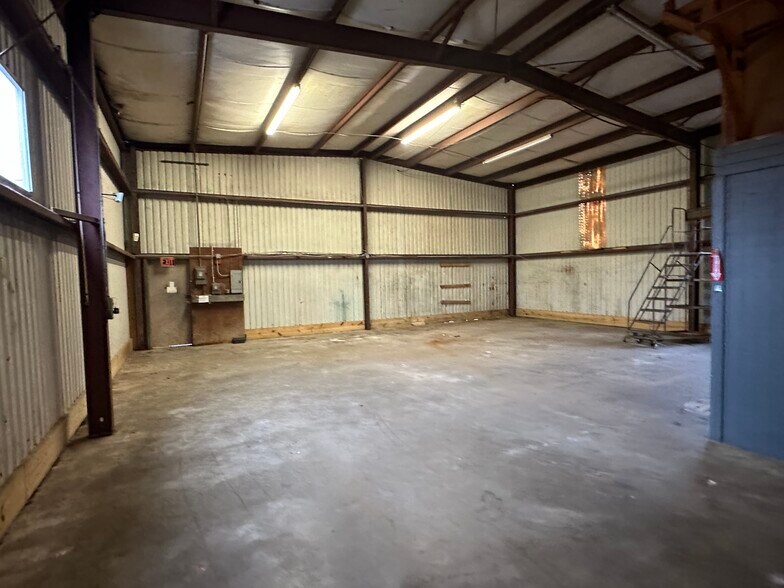 More Photos Of 10202 Mula Cir, Stafford Warehouse For Lease