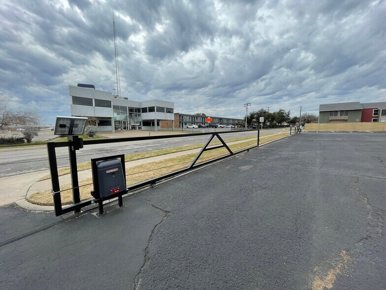 More Photos Of 223 NE Loop 820, Hurst Medical For Lease