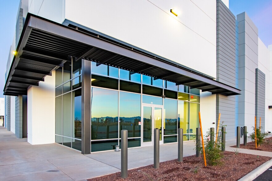 More Photos Of 7250 S Sossaman Rd, Mesa Distribution For Lease