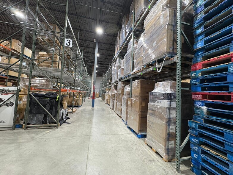 More Photos Of 8 N Corporate Dr, Riverdale Warehouse For Lease