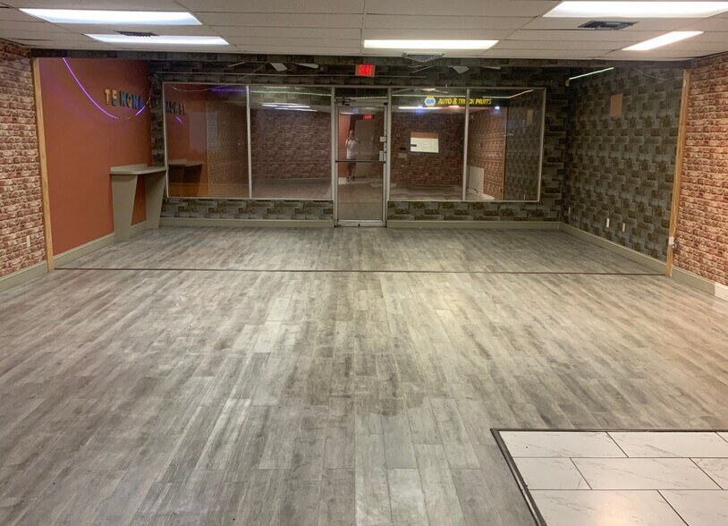 More Photos Of 5580 66th St N, Saint Petersburg Auto Repair For Lease