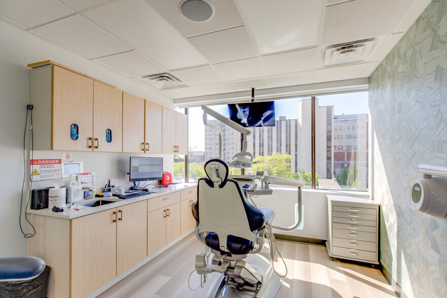 More Photos Of 2551 N Clark St, Chicago Office For Lease