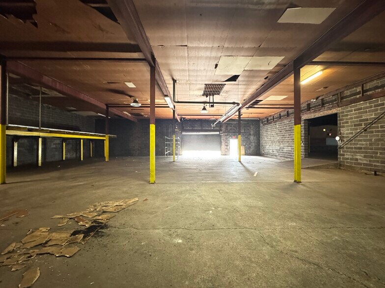 More Photos Of 32 1st St, Hackensack Showroom For Lease