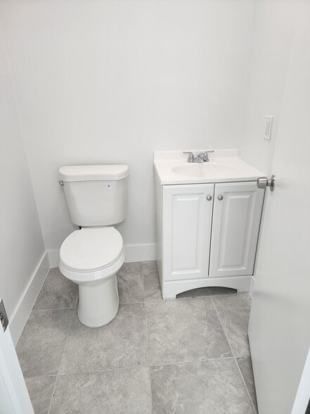 More Photos Of 460 W 84th St, Hialeah Showroom For Lease