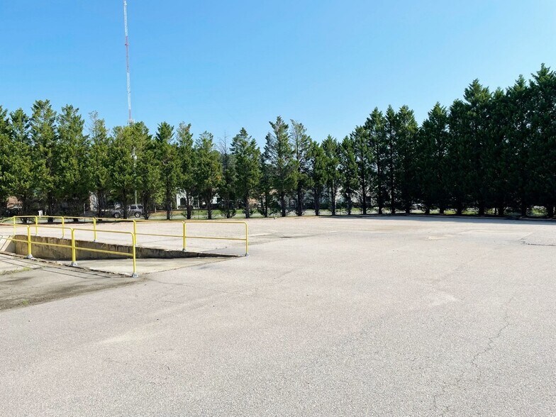 More Photos Of 810 Center St, Apex Warehouse For Lease