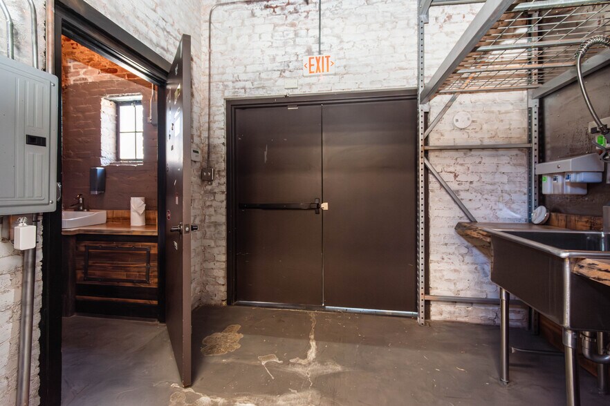 More Photos Of 453 Lincoln Blvd, Lincoln Freestanding For Sale