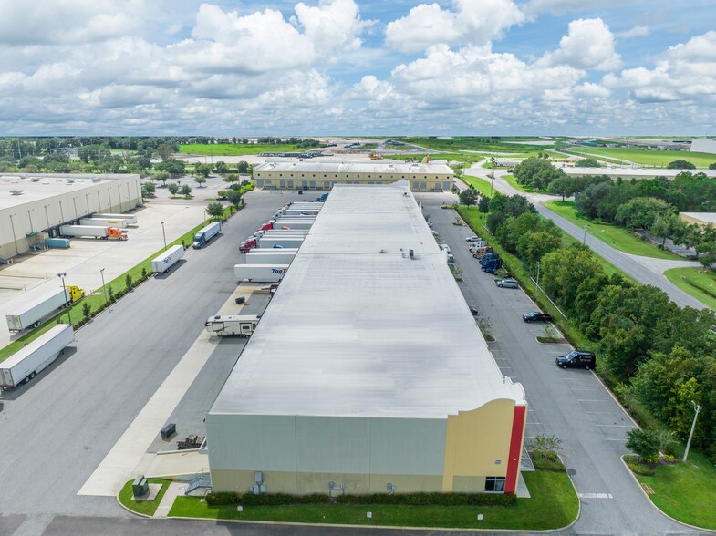 More Photos Of 5300 Gateway Blvd, Lakeland Warehouse For Lease