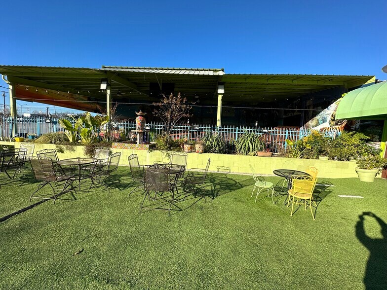 More Photos Of 3900 Davis St W, Dallas Flex For Sale