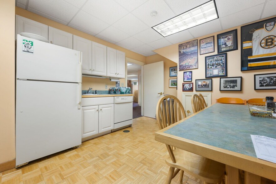 More Photos Of 828 Lynn Fells Pky, Melrose Office For Lease