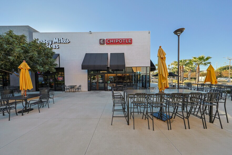 More Photos Of 8420-8440 Balboa Blvd, Northridge Storefront For Lease